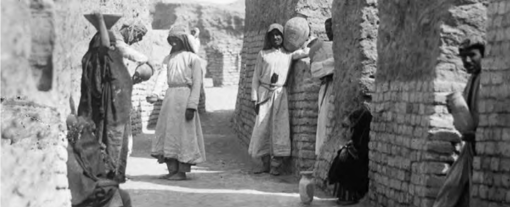 Woolley’s workers at Ur. Photograph reproduced courtesy of the British Museum.